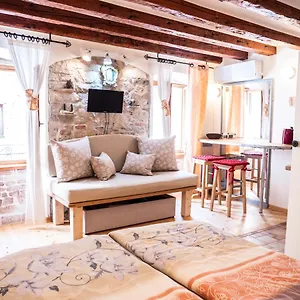 And Mauro Apartment Split