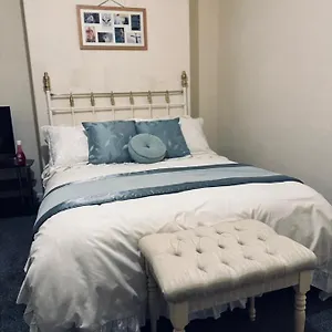 Centrally Located Double Bedroom In Leeds Homestay Leeds (West Yorkshire)